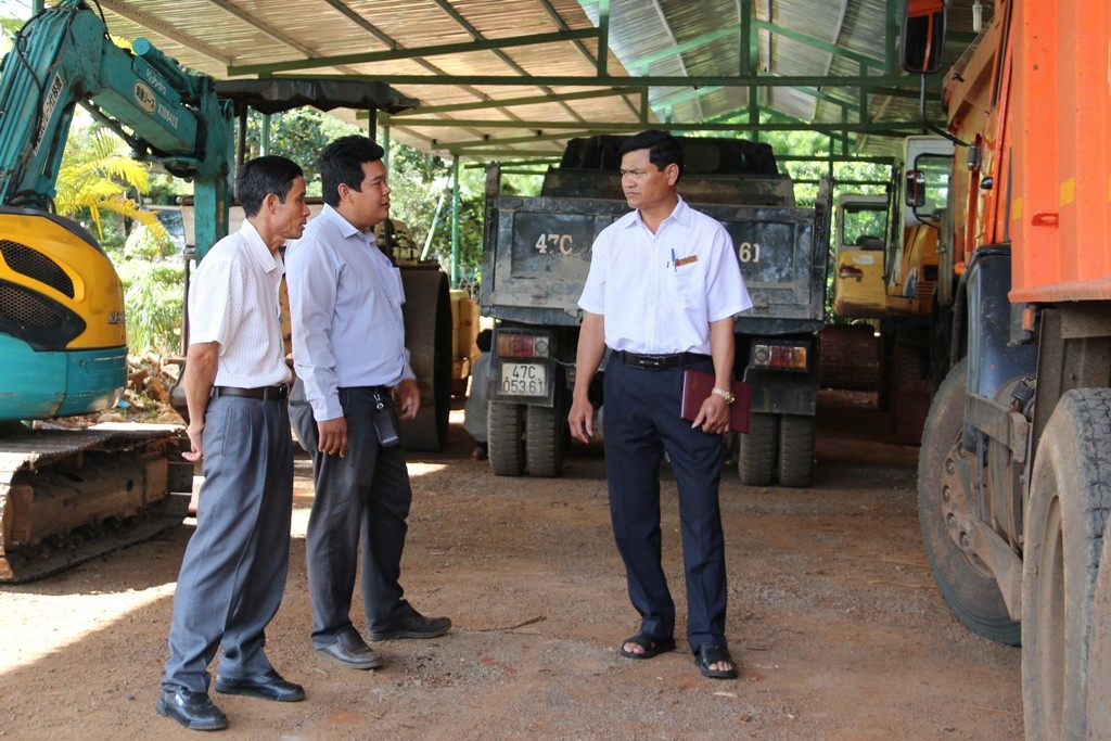 Cán bộ Chi cục Thuế thị xã Buôn Hồ kiểm tra thực tế tại một doanh nghiệp trên địa bàn. (Ảnh minh họa)