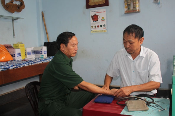 Hội viên CCB Vũ Đình Chung (bên phải) đang khám chữa bệnh miễn phí cho đồng đội.