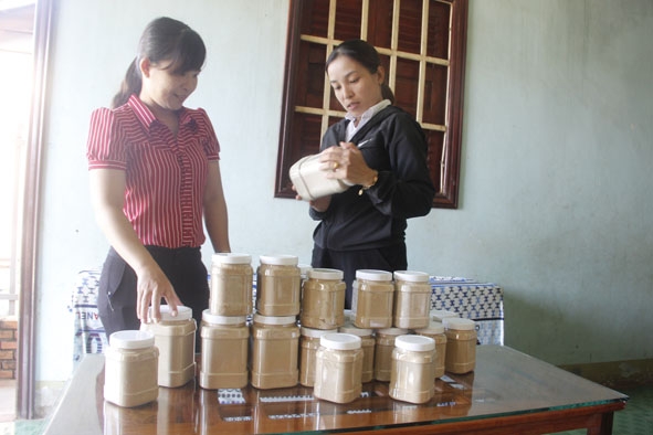 Chị Võ Thị Lan (bên phải) giới thiệu về sản phẩm bột ngũ cốc an toàn do chị chế biến.