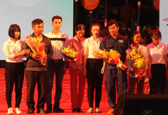 Em Nguyễn Thị Kim Thảo (ngoài cùng bên trái) tặng hoa cảm ơn cha của mình. 