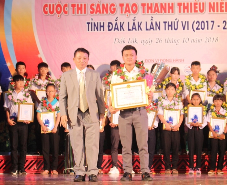 Tác giả  Nguyễn Việt Dũng lớp 12A6, trường THPT Lê Quý Đôn (TP. Buôn Ma Thuột)