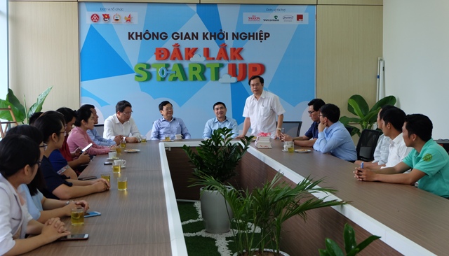 Buổi trao sách có sự tham dự của đại diện lãnh đạo Tỉnh ủy, UBND tỉnh cùng các bạn trẻ tham gia cuộc thi khởi nghiệp 