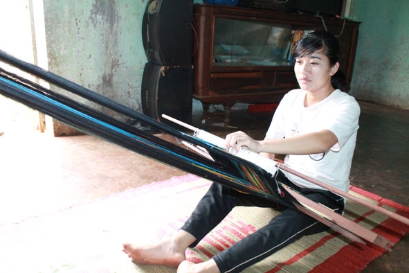 Em H'Thanh Tình Ayun dệt quần áo cho các thành viên trong gia đình.   