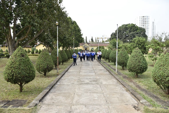 Hệ thống cây xanh, bồn hoa và thảm cỏ trong khu vực lõi Di tích Nhà đày Buôn Ma Thuột. 