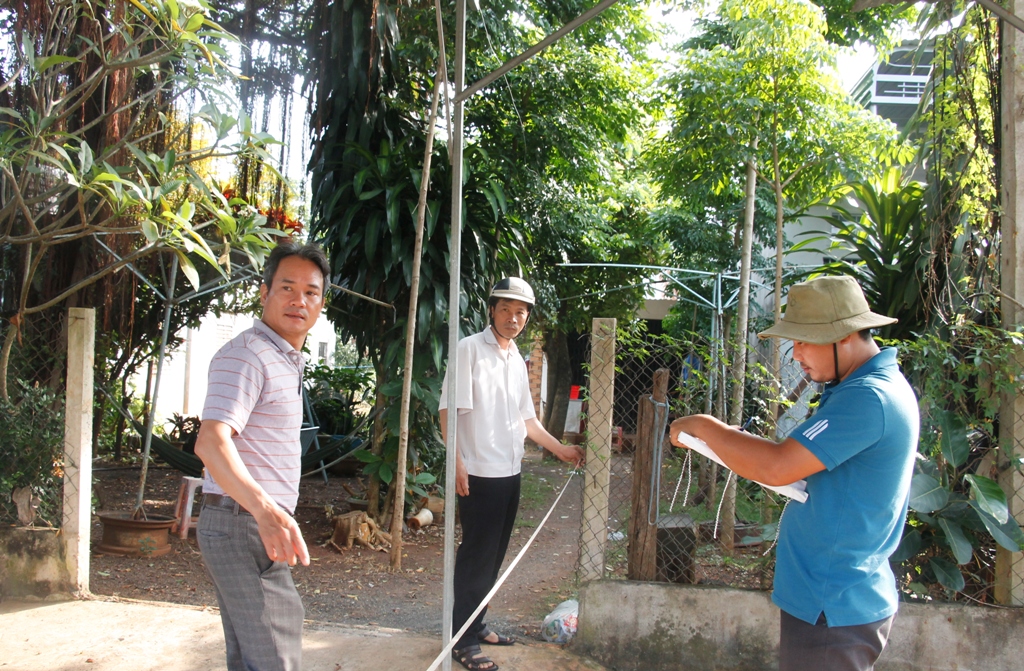 Đơn vị tư vấn và chính quyền địa phương đo đạc, kiểm đếm vị trí vi phạm hành lang đường bộ Tỉnh lộ 1 đoạn qua xã Tân Hòa (huyện Buôn Đôn).