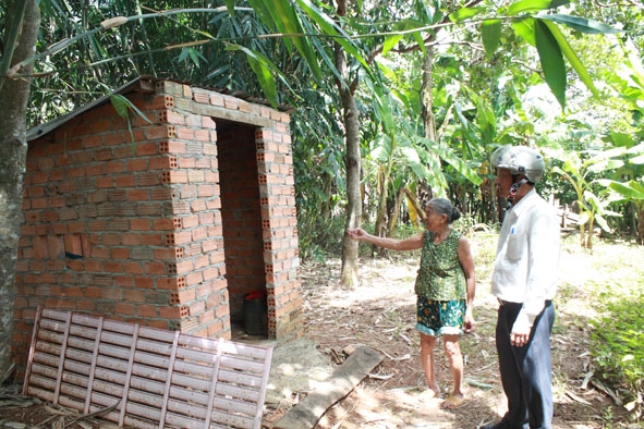 Bà Huỳnh Thị Thanh Loan (thôn Hải Châu, xã Bình Hòa) được hỗ trợ xây dựng nhà tiêu hợp vệ sinh. 