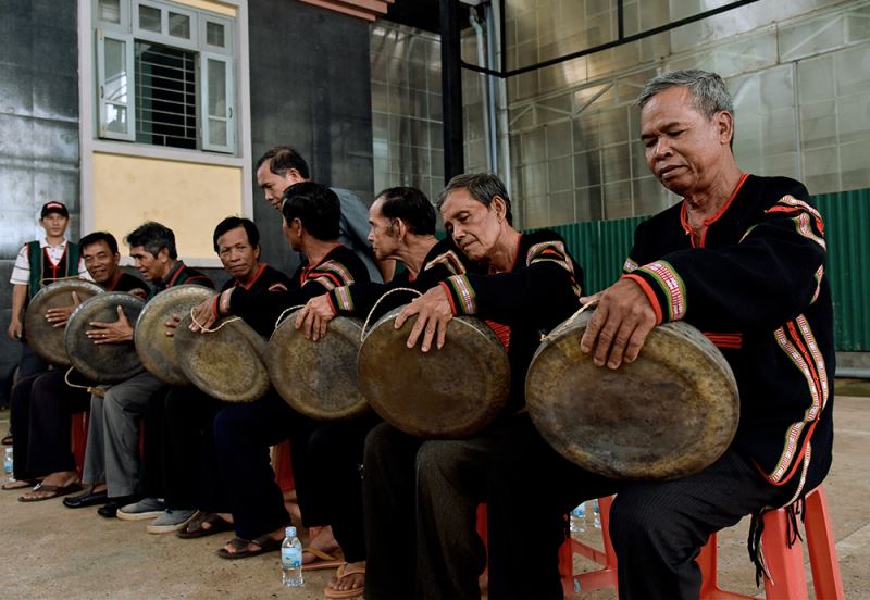  Các nghệ nhân đang thẩm định chiêng trước khi cấp về cho các địa phương.