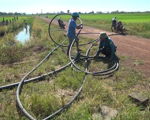 Gia đình ông Đàm Văn Long (thôn 3) phải thu dọn máy bơm vì giếng hết nước.