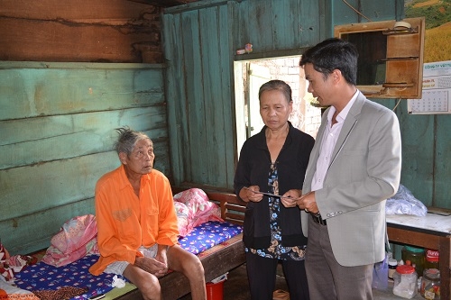 Đại diện Báo Đắk Lắk trao tiền ủng hộ gia đình ông Ngô Công Đồng