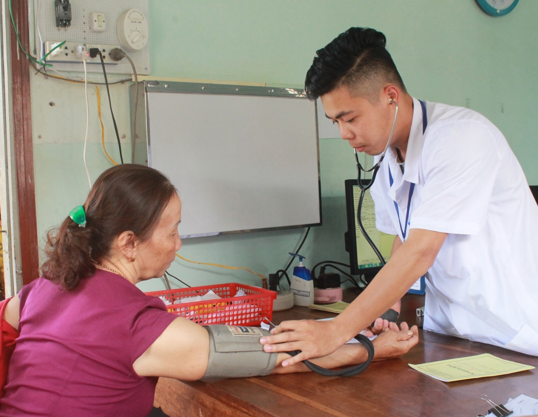 Người bệnh BHYT khám bệnh tại Bệnh viện Đa khoa huyện Krông Năng.