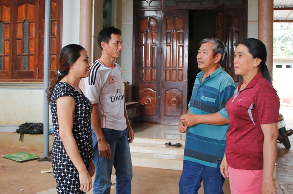 Người dân thôn Hiệp Thịnh đang trao đổi về việc vệ sinh môi trường nông thôn.