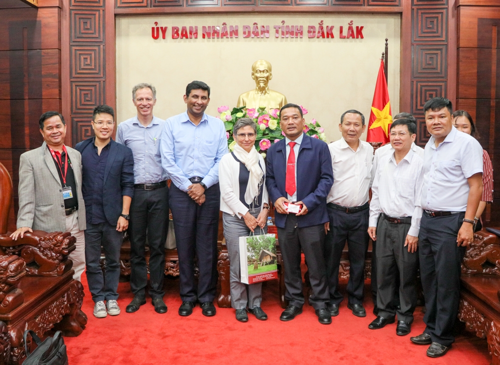  Các đại biểu chụp hình lưu niệm.