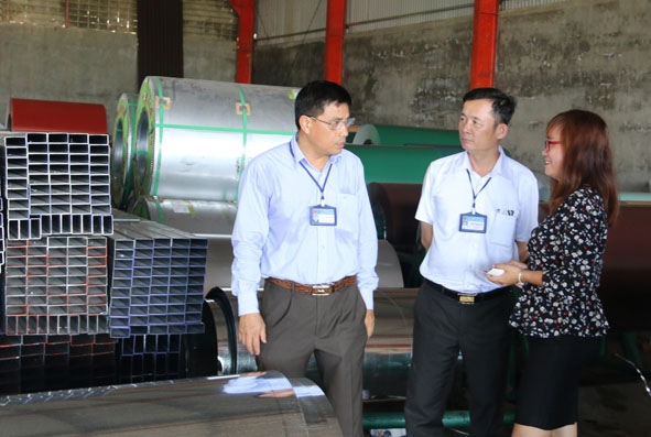 Cán bộ Chi cục Thuế huyện Krông Pắc kiểm tra tại một doanh nghiệp trên địa bàn.    
