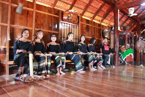Một buổi tập đánh chiêng của các học viên nữ.  