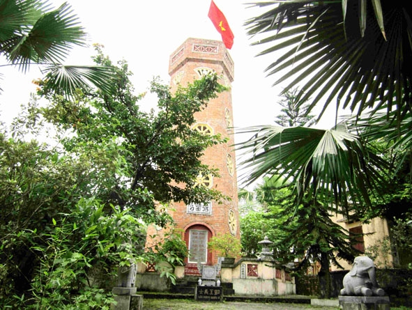 Cột cờ tại đền Tiên Động nơi diễn ra lễ tế cờ của tướng quân Ngô Quang Bích.