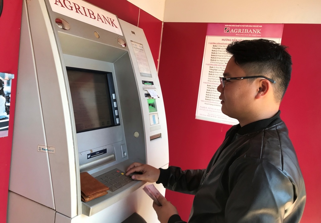 Khách hàng giao dịch tại một máy ATM của Agribank. (Ảnh minh họa)