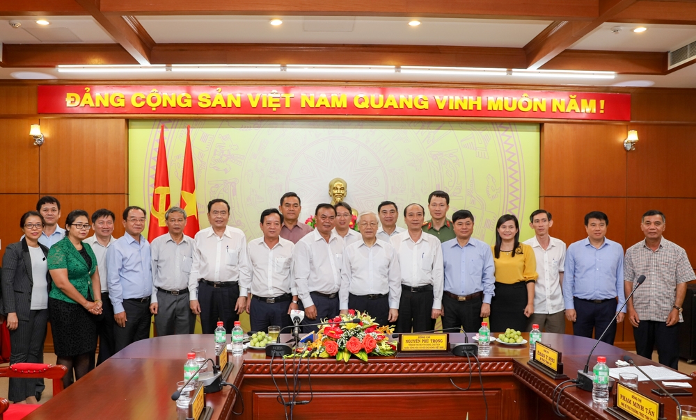 Tổng Bí thư, Chủ tịch nước Nguyễn Phú Trọng chụp hình lưu niệm với tập thể Ban Thường vụ Tỉnh ủy. Ảnh: H.Gia