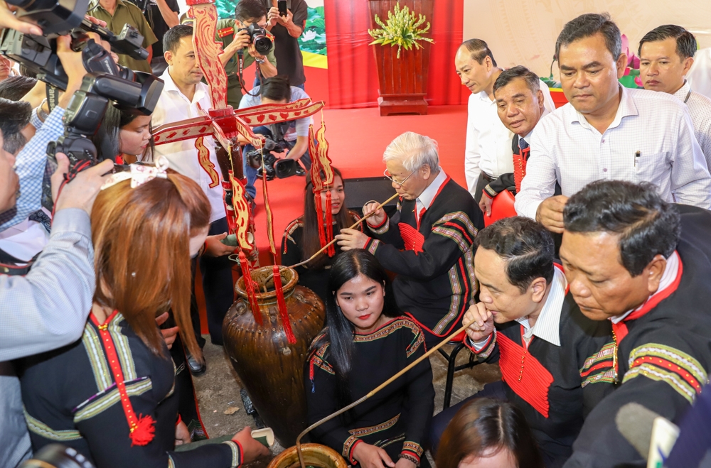  và cùng thưởng thức rượu cần. Ảnh: H.Gia
