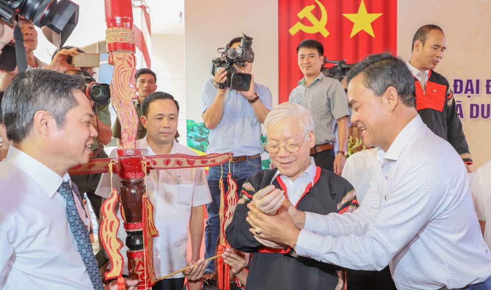 Phó Bí thư Tỉnh ủy Y Bieerr Niê  thực hiện nghi thwusc trao vòng tặng 