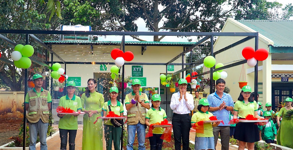 Các đại biểu cắt băng khánh thành