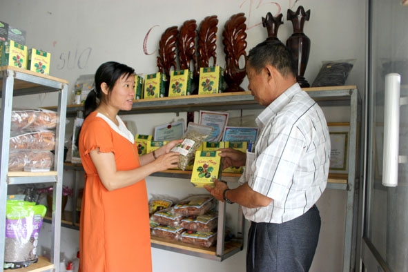 Chị Nguyễn Thị Thu Hồng giới thiệu sản phẩm với khách hàng.  