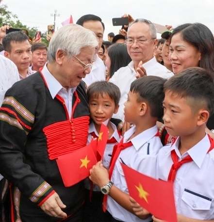 Thiếu nhi xã Dur Kmăl (huyện Krông Ana) chào mừng Tổng Bí thư, Chủ tịch nước Nguyễn Phú Trọng tham dự Ngày hội Đoàn kết toàn dân tộc. Ảnh: H.Gia 