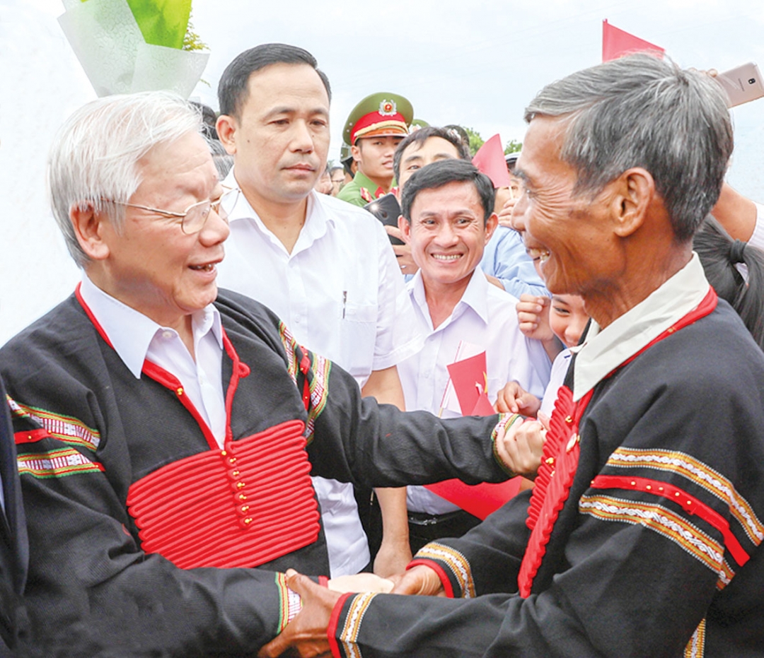 ... thăm hỏi, động viên già làng. Ảnh: H.Gia