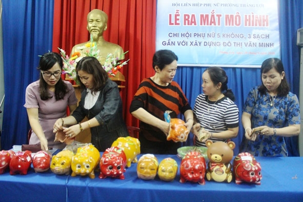 Hội viên phụ nữ phường Thắng Lợi (TP. Buôn Ma Thuột) đập heo đất tiết kiệm giúp chị em khó khăn vay vốn phát triển kinh tế.