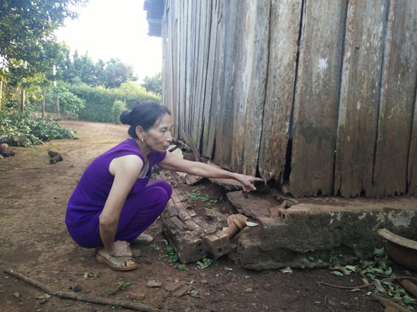 Ngôi nhà mẹ con bà Tơ đang ở đã xuống cấp.