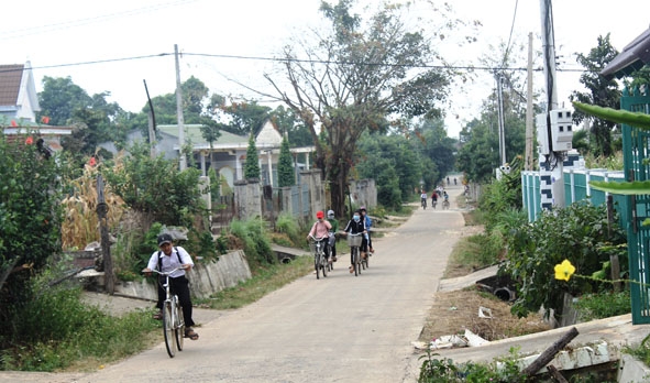 Con đường khang trang từ thôn 4 đi thôn 8, xã Tân Hòa (huyện Buôn Đôn) được đầu tư từ nguồn vốn của Dự án Giảm nghèo khu vực Tây Nguyên.