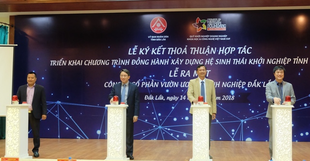 Đại diện lãnh đạo tỉnh cùng lãnh đạo Công ty Cổ phần Vườn ươm Doanh nghiệp bấm nút ra mắt doanh nghiệp