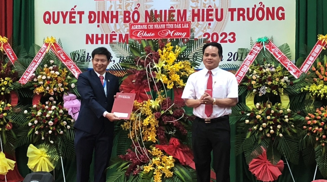 Thời gian qua, Agribank luôn đồng hành cùng hoạt động an sinh – giáo dục trên địa bàn tỉnh.(Trong ảnh: Giám đốc Agribank Đắk Lắk Vương Hồng Lĩnh (bên phải) tặng hoa chúc mừng tại Lễ công bố Quyết định Hiệu trưởng Trường Đại học Tây Nguyên)