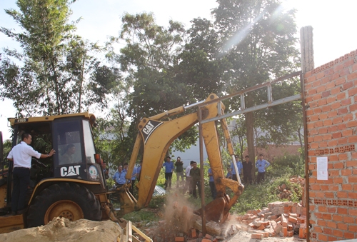 Cưỡng chế phá dỡ công trình xây dựng trái phép trên đất nông nghiệp của bà Phạm Thị Vường