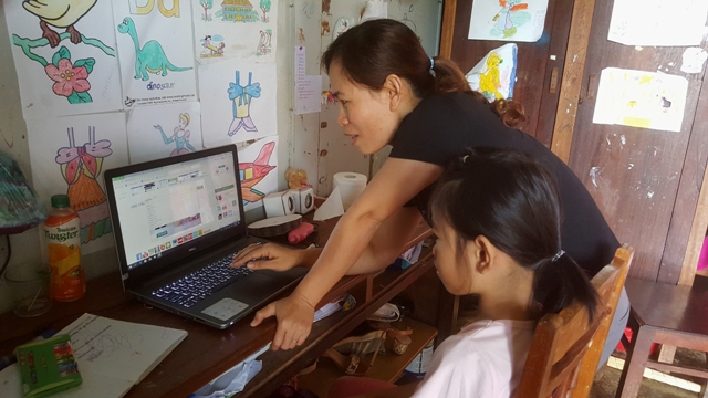 Cô Nguyễn Thị Hằng Nga hướng dẫn con gái học bài.