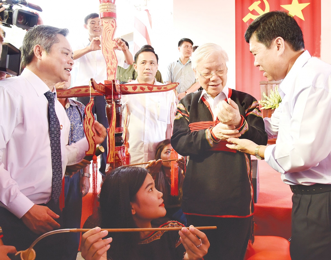 Lãnh đạo huyện Krông Ana trao vòng tay của đồng bào tặng Tổng Bí thư, Chủ tịch nước Nguyễn Phú Trọng tại Ngày hội Đại đoàn kết toàn dân tộc ở xã Dur Kmăl. 