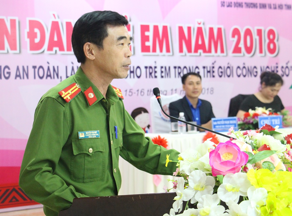 Đại diện Công an tỉnh giải đáp các thắc mắc