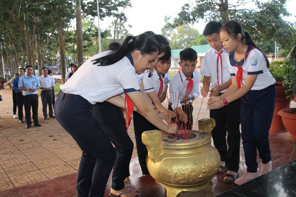 Dâng hương tưởng niệm tại Đài