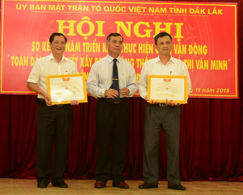 Các tập thể nhận Bằng khen của Ủy ban MTTQ Việt Nam tỉnh.