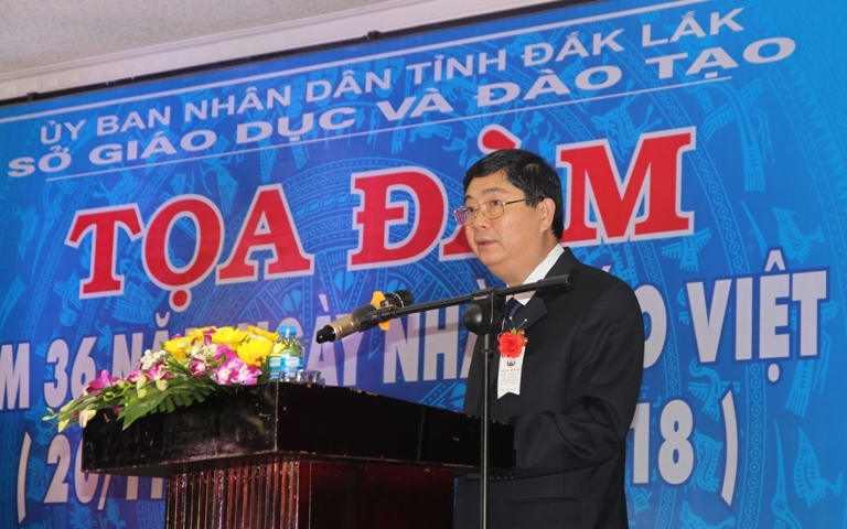 Giám đốc Sở GD-ĐT Phạm Đăng Khoa ôn lại truyền thống Ngày Nhà giáo Việt Nam.