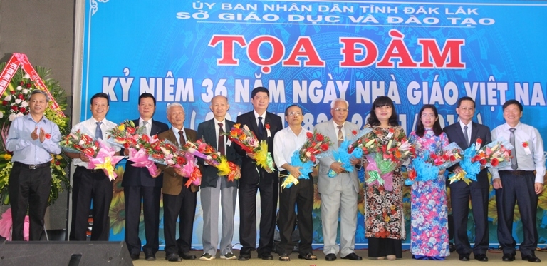 Đại diện lãnh đạo tỉnh tặng hoa các thầy cô giáo tại buổi tọa đàm.