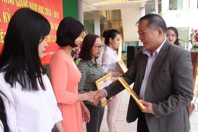 Lãnh đạo nhà trường trao Giấy khen tặng học sinh đạt học lực Giỏi.