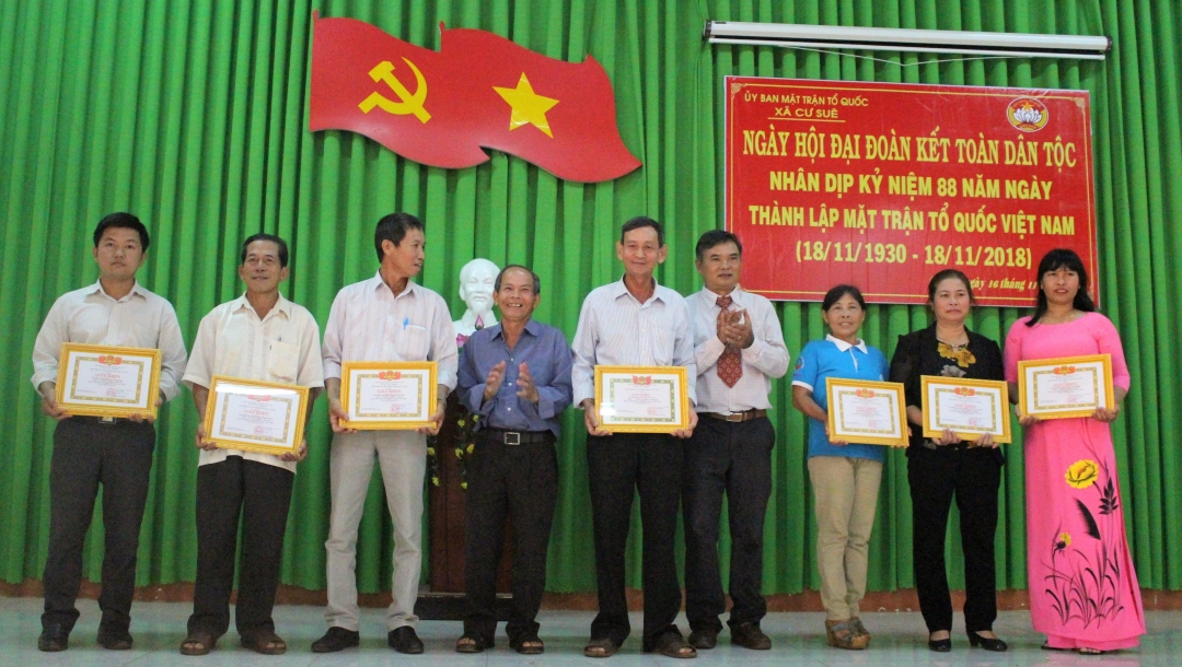 Đại diện các gia đình văn hóa tiêu biểu nhận giấy khen của UBND xã Cư Suê.