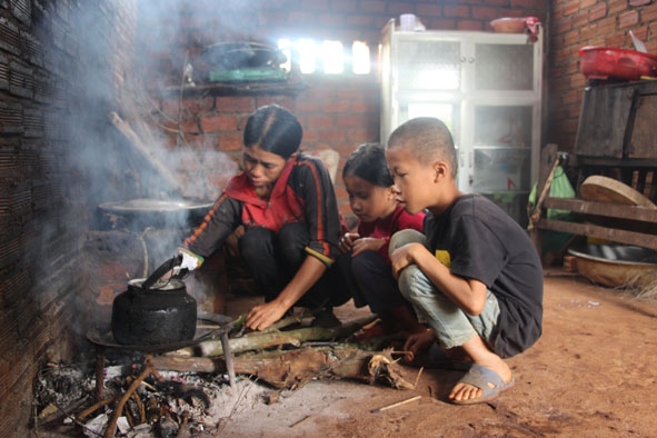 Mẹ con chị Nông Thị Èng.