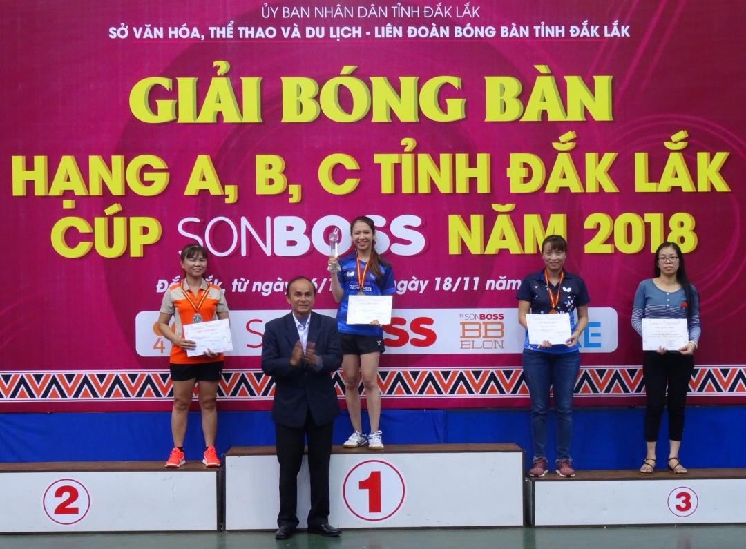 Ban tổ chức trao giải cho các vận động viên có thành tích cao hơn nội dung đơn nữ, hạng A.