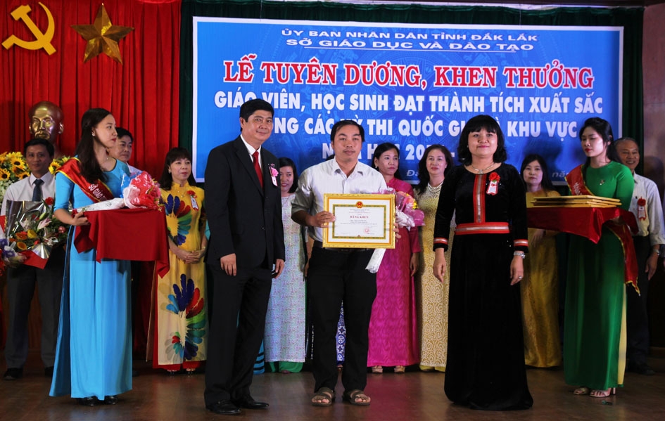 Phó Chủ tịch UBND tỉnh H’Yim Kđoh và Giám đốc Sở GD-ĐT Phạm Đăng Khoa trao Bằng khen tặng thầy giáo Trần Văn Phương vì thành tích xuất sắc trong đào tạo học sinh giỏi.