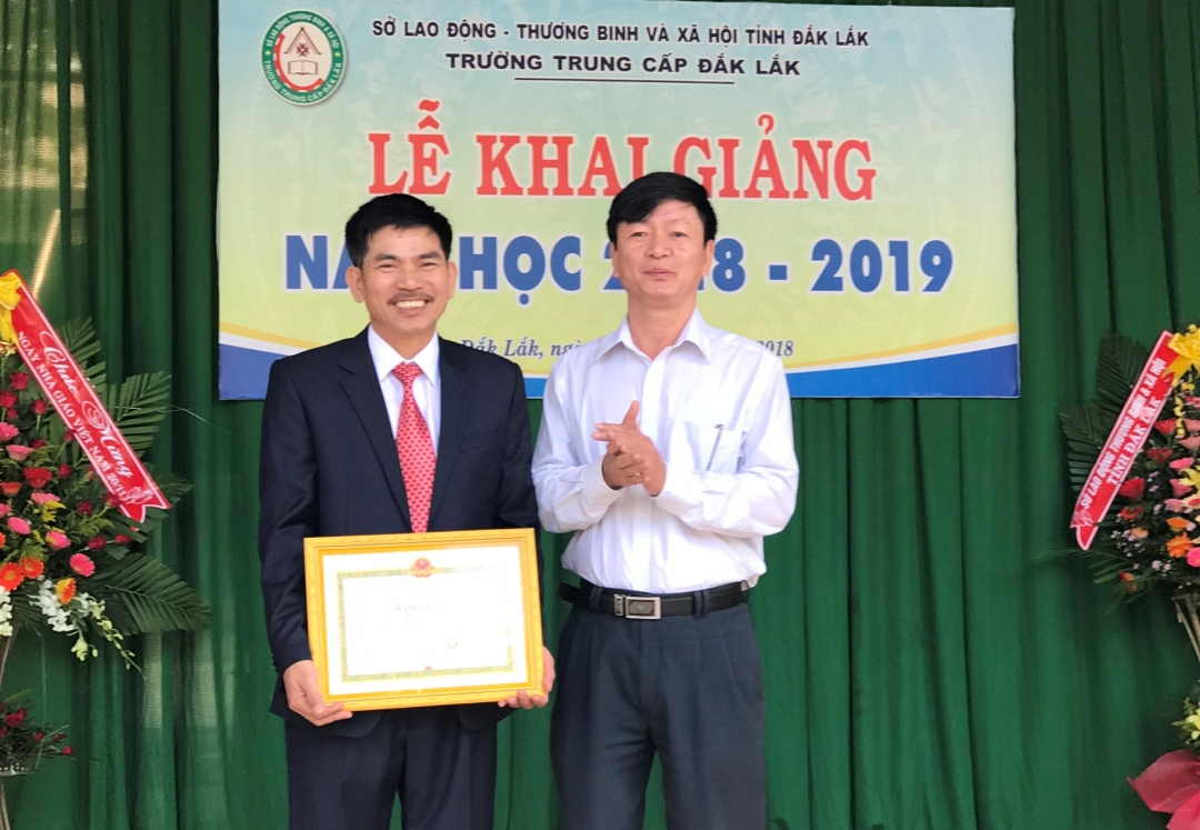 Lãnh đạo Sở LĐ-TBXH trao Bằng khen 