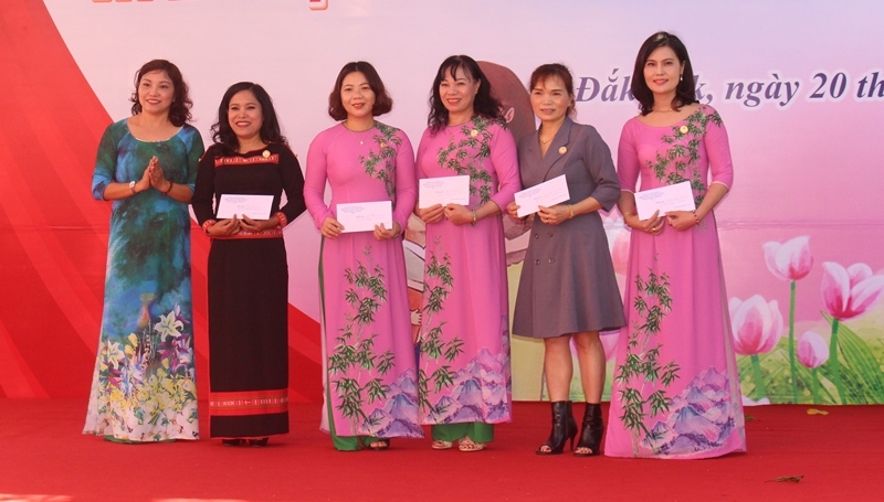 Đại diện Sở Giáo dục - Đào tạo tặng Kỷ niệm chương 