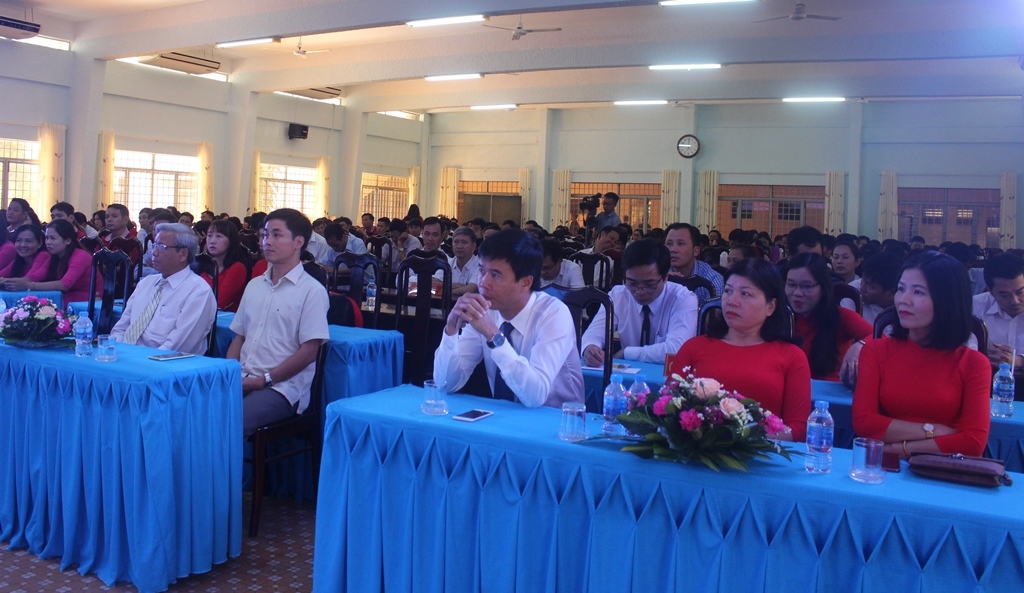 Đại biểu tham dự buổi lễ.