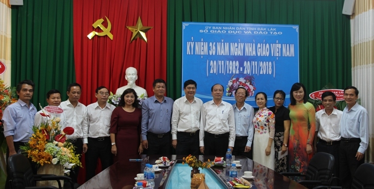Phó Bí thư Tỉnh ủy, Chủ tịch UBND tỉnh Phạm Ngọc Nghị chụp hình lưu niệm cùng cán bộ, giáo viên, nhân viên của Sở GD-ĐT nhân Ngày Nhà giáo Việt Nam.