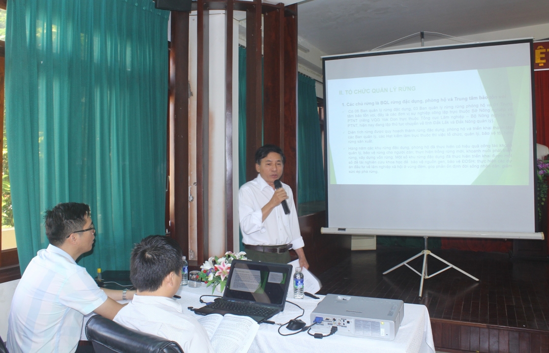 Thạc sỹ Trần Văn Khoa, cán bộ Chi cục Kiểm lâm tỉnh trình bày tham luận tại hội thảo